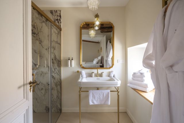 Salle de bain lumineuse Suite Elégance à Villa Roubia, douche à l'italienne et grand miroir