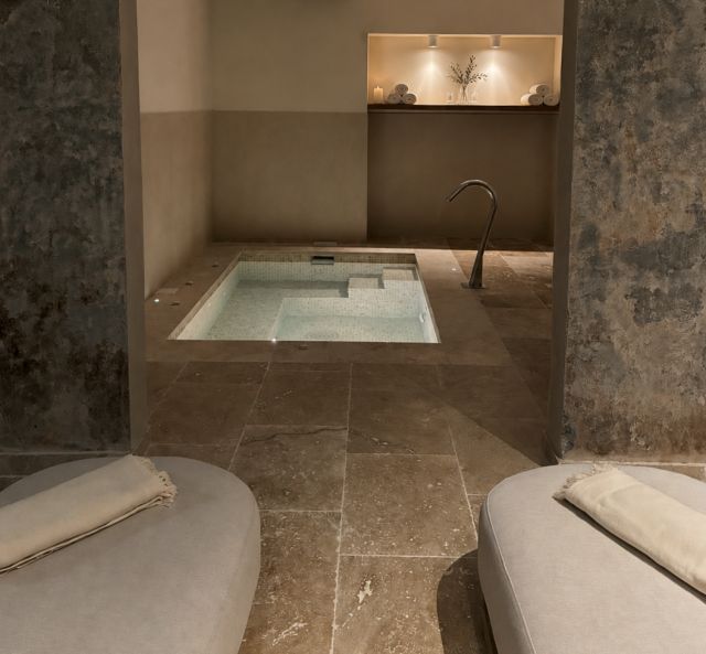 Piscine intérieure à jets au Spa de Villa Roubia