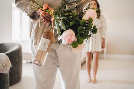 Surprise romantique avec bouquet de fleurs et bouteille de rosé à la Villa Roubia