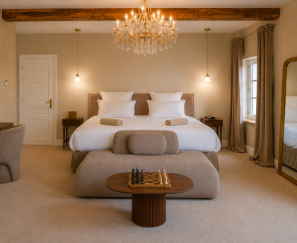 Suite avec lit king size et décoration contemporaine élégante - Villa Roubia
