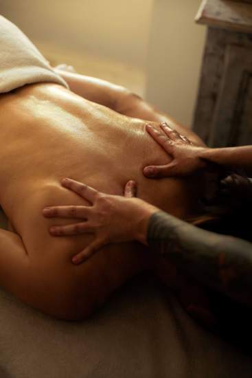 Soin massage relaxant au spa de la Villa Roubia