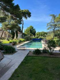 Piscine extérieure et jardin méditerranéen de la Villa Roubia pour vos événements et séminaires