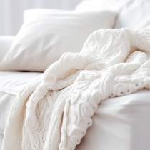 Linge de lit blanc moelleux et confortable dans une chambre de la Villa Roubia