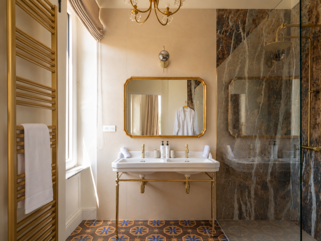 Salle de bain dans une suite junior à Villa Roubia, élégante et lumineuse.