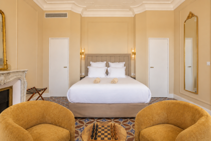 Chambre double lumineuse avec grand lit, ancienne cheminée en marbre et fauteuils - Villa Roubia