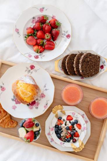 Plateau de petit-déjeuner gourmand avec fraises, croissant et jus d'orange à la Villa Roubia