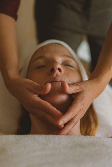 Soin du visage et massage facial par une esthéticienne au spa de la Villa Roubia