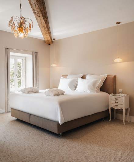 Chambre de charme avec grand lit et poutres apparentes - Villa Roubia