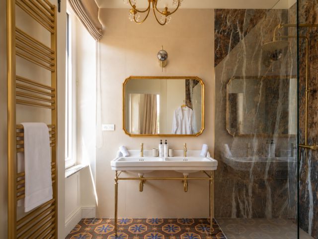 Salle de bain dans une suite junior à Villa Roubia, élégante et lumineuse.