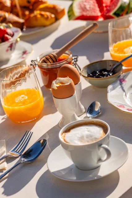 Petit déjeuner gourmand à Villa Roubia, au soleil. 
