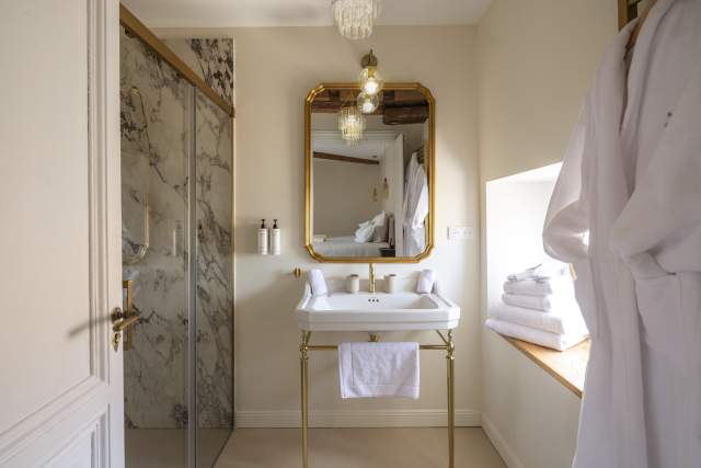 Salle de bain lumineuse Suite Elégance à Villa Roubia, douche à l'italienne et grand miroir