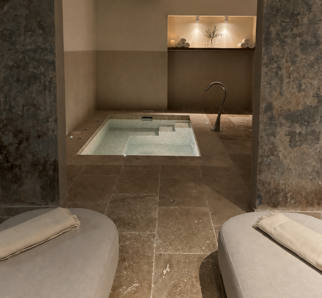 Piscine intérieure à jets au Spa de Villa Roubia
