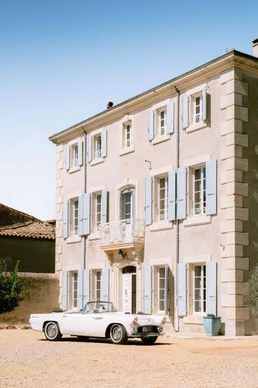 Privatisation de la villa roubia pour mariage avec voiture ancienne devant la Villa Roubia