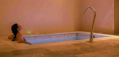 Personne recevant un massage du dos au Spa de Villa Roubia
