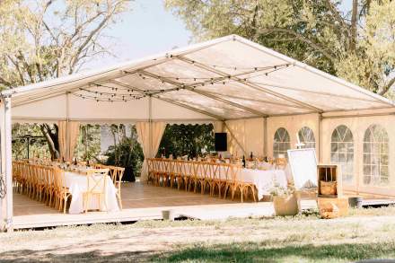Chapiteau et joli table lors d'un évènement privé à villa roubia