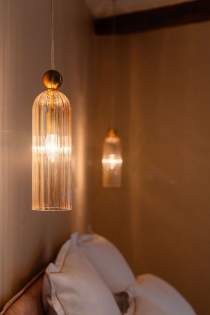 Suspensions en verre ambré dans l'ambiance chaleureuse de la Villa Roubia