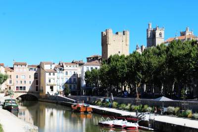 Cathédrale et bords du canal de la Robine à Narbonne, à visiter depuis la Villa Roubia