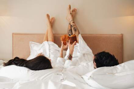 Couple profitant d'un moment de détente dans une chambre de la Villa Roubia