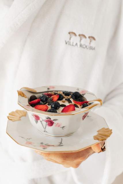 Bol de fruits rouges et céréales servi dans une tasse fine à la Villa Roubia