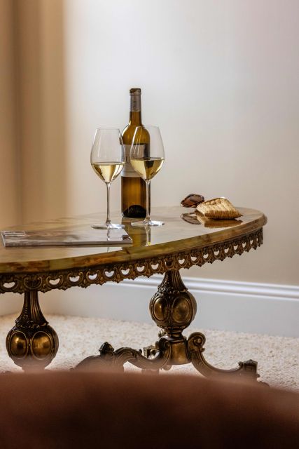 Bouteille de vin de Roubia en chambre à Villa Roubia