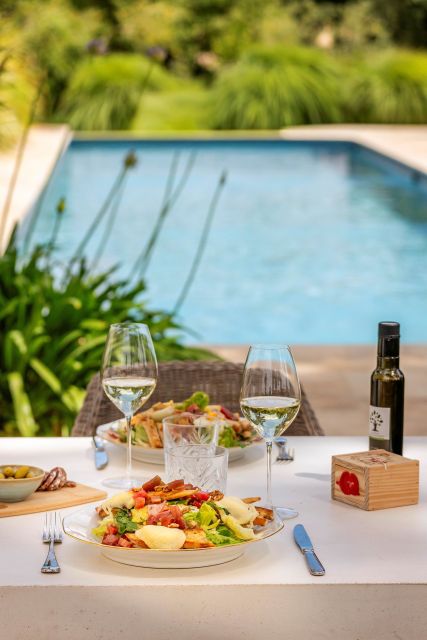 Déjeuner à Villa Roubia vue sur la piscine.