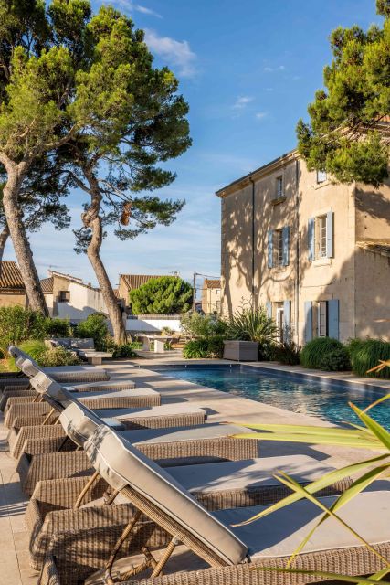 Transats au bord de la piscine chauffée à Villa Roubia
